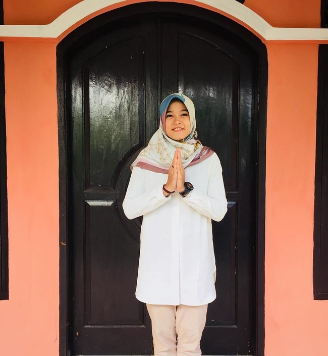 Di luar aktivitas olahraga, atlet asal Tasikmalaya ini juga kerap mencoba tren hijab saat ini seperti hijab segi empat motif. Ia memakai hijab motif tersebut saat perayaan Hari Raya Idul Fitri. Foto: Instagram/Arumdara