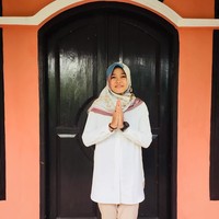 Di luar aktivitas olahraga, atlet asal Tasikmalaya ini juga kerap mencoba tren hijab saat ini seperti hijab segi empat motif. Ia memakai hijab motif tersebut saat perayaan Hari Raya Idul Fitri. Foto: Instagram/Arumdara