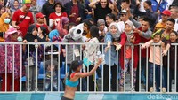 Momen saat Dhita Juliana menghampiri penonton untuk merayakan kemenangan tim voli pantai putri Indonesia.