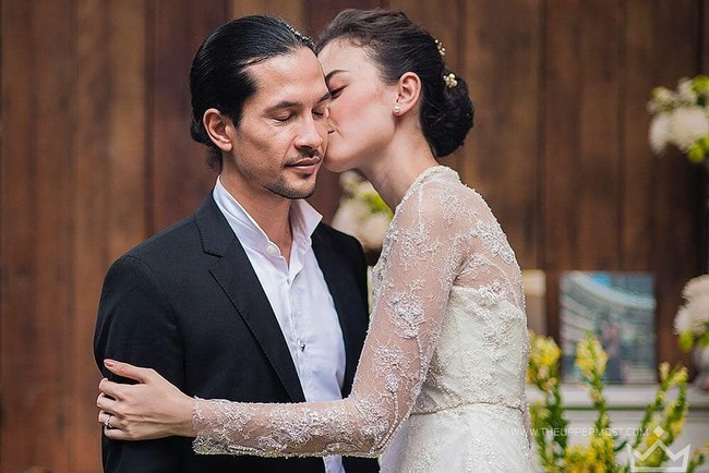 Dalam prosesi akad nikah, Kimberly dan Edward tampak serasi. Kimberly terlihat cantik mengenakan gaun pengantin putih dengan sentuhan renda di bagian atas. Meski simpel, Kimberly tampak menawan dan elegan di hari bahagiannya. Foto: Instagram @theuppermostphotography