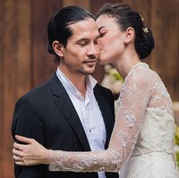 Dalam prosesi akad nikah, Kimberly dan Edward tampak serasi. Kimberly terlihat cantik mengenakan gaun pengantin putih dengan sentuhan renda di bagian atas. Meski simpel, Kimberly tampak menawan dan elegan di hari bahagiannya. Foto: Instagram @theuppermostphotography