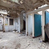 Pada 2005, Laura menemukan area toilet umum yang sudah rusak dan terbengkalai. Beberapa bagian toilet juga ada bekas reruntuhan di langit-langit dan dinding. Instingnya sebagai arsitek langsung muncul untuk merenovasi. Foto: Dok. Apartment Therapy, Dok. Genmice