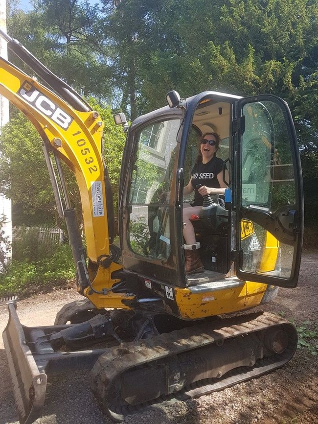 Tapi di tangan seorang arsiek jenius, Laura Jane Clakr, kamu akan terpana dengan transformasi toilet umum rusak menjadi rumah yang sangat cantik. Foto: Dok. Apartment Therapy, Dok. Genmice