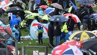 Puluhan payung penonton yang datang ke Silverstone terlihat berwarna-warni menghiasi sisi lintasan. (AFP PHOTO / Oli SCARFF)