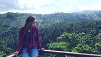 Dila menikmati nuansa asri Lawang Wangi, Bandung. Selamat atas medali emasnya, Aldila! (Instagram/@dila11)