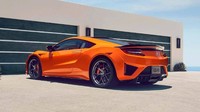 Pada Honda NSX tahun 2019 warna Thermal Orange Pearl hadir sebagai warna baru yang menjadi ciri khas dari mobil NSX selama 30 tahun dan terinspirasi dari tempat balap dan tempat-tempat ikonik lainnya. Melengkapi warna Thermal Orange Pearl pada bagian eksterior, fitur opsional berupa rem karbon keramik juga dipasangkan dengan sebuah calipers berwarna orange. Sedangkan untuk rem standar dipasangkan dengan calipers berwarna merah. Istimewa/Dok. Honda.