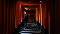 Liburan ke Jepang, Henry dan istri tak lupa untuk datang ke Fushimi Inari Taisha di Kyoto. (henrygolding/Instagram)
