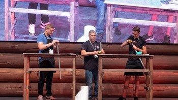 Selain atraksi ada juga beberapa event yang diadakan di panggung. Seperti workshop membuat senjata.  Foto:Andrew Hoyle/CNET