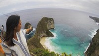 Indahnya Pantai Kelingking di Nusa Penida, Bali juga pernah disambangi gadis berusia 23 tahun ini. (Instagram/@dila11)