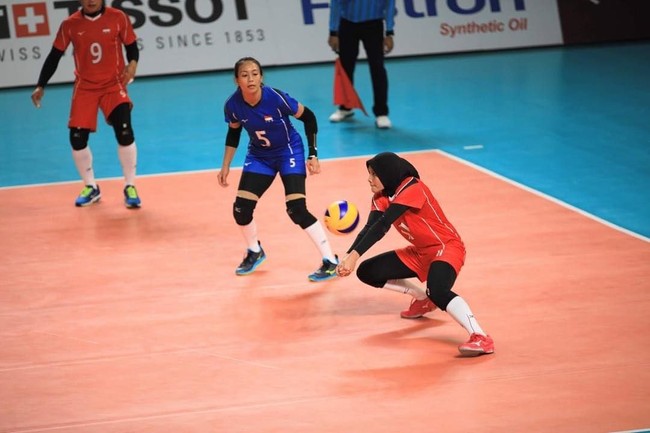 Saat bertanding, Nandita memilih hijab instan berbahan nyaman. Hijab berwarna hitam yang ia kenakan saat bertanding di Asian Games tampak seragam dengan pemain bola voli berhijab lainnya seperti Tri Retno Mutiara. (Foto: Instagram/nanditaayu17)