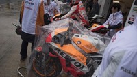 Di luar Honda milik Marquez ditutupi jas hujan (Mirco Lazzari gp/Getty Images)