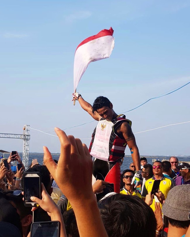 Satu lagi atlet muda berbakat yang menyumbangkan medali emas Asian Games 2018 untuk Indonesia. Aqsa Aswar mencetak prestasi dengan menyabet medali emas pertama dari cabang olahraga jetski, Minggu (26/8/2018). (Foto: Instagram/@aqsaaswar)