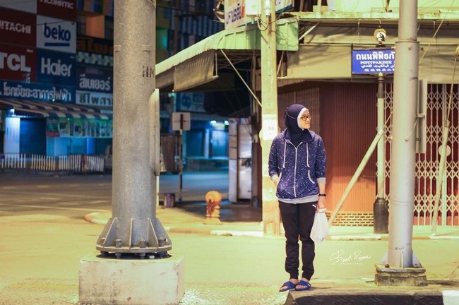 Sempat tren di awal tahun 2000-an, hijab instan yang Arum pakai ini cukup sulit ditemukan sekarang. Hijabnya pun tampak unik dengan tampilan warna renda yang berbeda-beda. Foto: Instagram/Arumdara