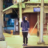 Sempat tren di awal tahun 2000-an, hijab instan yang Arum pakai ini cukup sulit ditemukan sekarang. Hijabnya pun tampak unik dengan tampilan warna renda yang berbeda-beda. Foto: Instagram/Arumdara