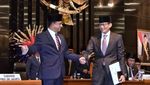 Momen Sandiaga Peluk Anies Saat Pamit dari Wagub DKI