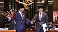 Sandiaga resmi menyatakan diri mundur dari kursi Wakil Gubernur DKI Jakarta di hadapan rapat paripurna DPRD DKI sore tadi.  Sandiaga mundur untuk maju ke Pilpres 2019 mendampingi Prabowo Subianto. (Foto: dok. Instagram Anies Baswedan)