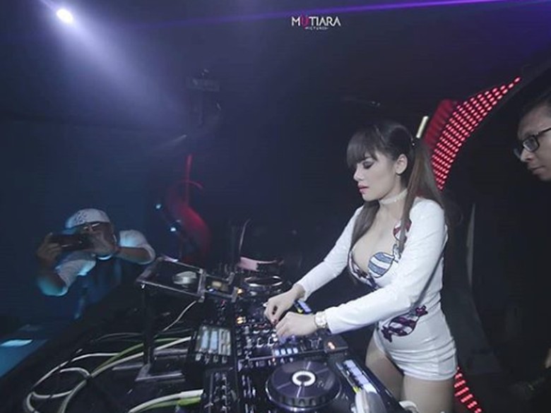 Jadi DJ Terseksi Dunia, Dinar Candy Kesal Netizen Ribut soal Kostum