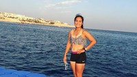 Tak hanya di dalam negeri, Aldila juga traveling ke luar negeri. Ini saat Dila main air di pesisir pantai Sharm el-sheikh, Mesir. (Instagram/@dila11)