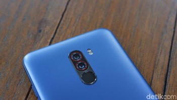 Hadir dengan kamera ganda 12 MP dan 5 MP. Di bawahnya terdapat sensor sidik jari. Foto: Adi Fida Rahman/detikINET