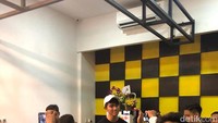Semalam putra bungsu Presiden Joko Widodo, Kaesang Pangarep meresmikan gerai Sang Pisang di Batam. Ia juga memperkenalkan produk barunya, bronpis alias brownies pisang. Foto: dok. detikFood