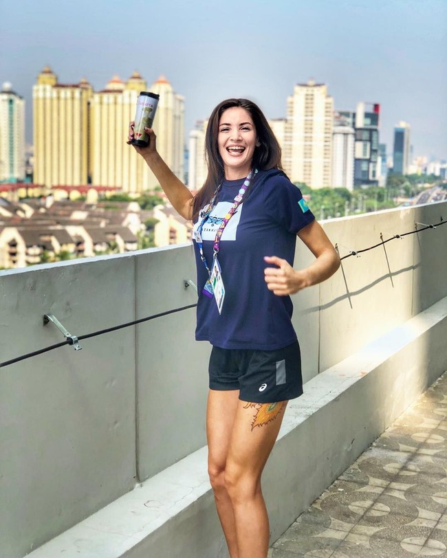 Enjoy Jakarta 🌇Enjoy Indonesia 🇮🇩 Morning Gym with morning coffee,” tulis Kristina Karapetyan di Instagramnya. Foto: Instagram Kristina Karapetyan