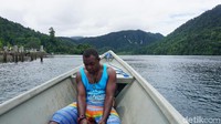 Konon katanya, dahulu suku asli Teluk Mayalibit mandi di Kalibiru sebelum berperang. Mereka yang bisa tahan terhadap dinginnya air berarti sudah dinyatakan siap untuk berperang. (Firdaus Anwar/detikTravel)