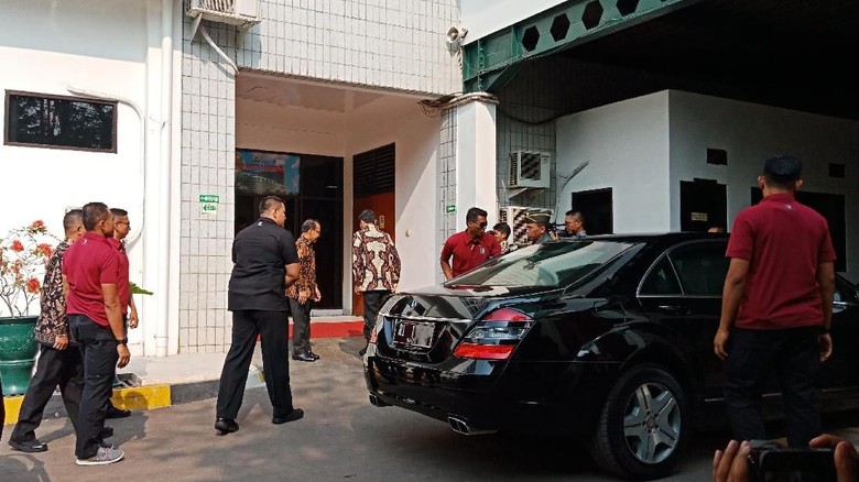 Jokowi Jenguk BJ Habibie di RSPAD Gatot Subroto