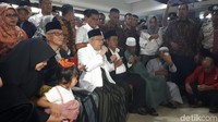 Maruf Amin mengucapkan terima kasih dan rasa syukur karena selamat dalam perjalanan.  Dia juga mengucapkan rasa syukur karena selamat dalam perjalanan. Tak lupa dia juga berdoa agar Pilpres dan Pileg berjalan aman dan lancar. (Foto: Faiq Hidayat - detikcom)