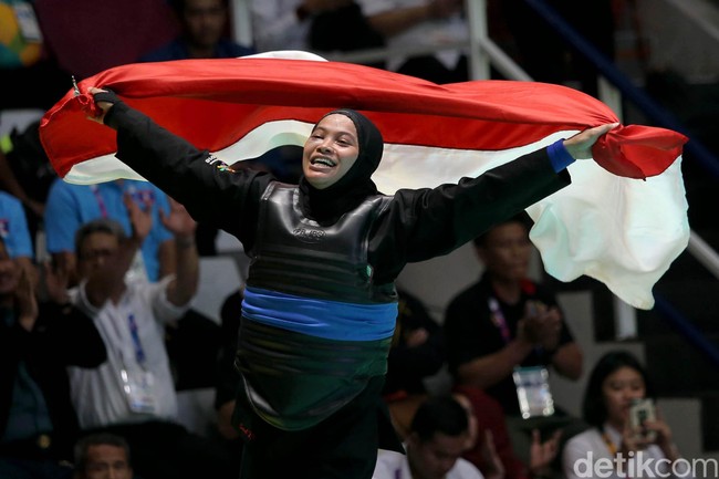 Selanjutnya dari cabang pencak silat ada Sarah Tria Monita yang meraih medali emas pada nomor tarung putri kelas 55kg-60kg. Sarah mencuri perhatian karena berhasil mendapatkan medali emas bersama sang suami. Foto: Agung Pambudhy