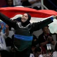 Selanjutnya dari cabang pencak silat ada Sarah Tria Monita yang meraih medali emas pada nomor tarung putri kelas 55kg-60kg. Sarah mencuri perhatian karena berhasil mendapatkan medali emas bersama sang suami. Foto: Agung Pambudhy