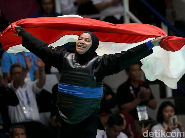 Pesilat Putri Sarah Tria Monita Sabet Emas untuk Indonesia