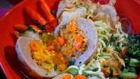 Bakso Kadeudeuh di Bandung juga punya menu andalan bakso mercon. Seporsinya dibanderol Rp 16.000 saja lho. Foto: Instagram