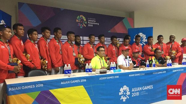Tim Perahu Naga 1000 Meter Putra Indonesia meminta maaf gagal raih emas.