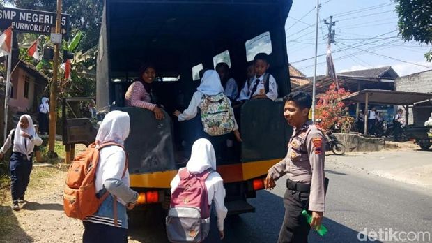 siswa sekolah diantar pakai truk polisi