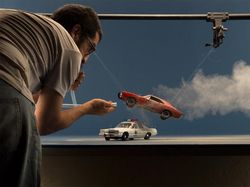 Keren! Fotografer Ini Potret Adegan Epik Pakai Mobil Miniatur