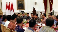 Ketua Umum Kamar Dagang dan Industri (Kadin) Indonesia Rosan Roeslani pun hadir atas permintaan Presiden Jokowi.