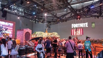 Ada yang terlihat berbeda dari booth Fortnite di Gamescom. Foto: Andrew Hoyle/CNET