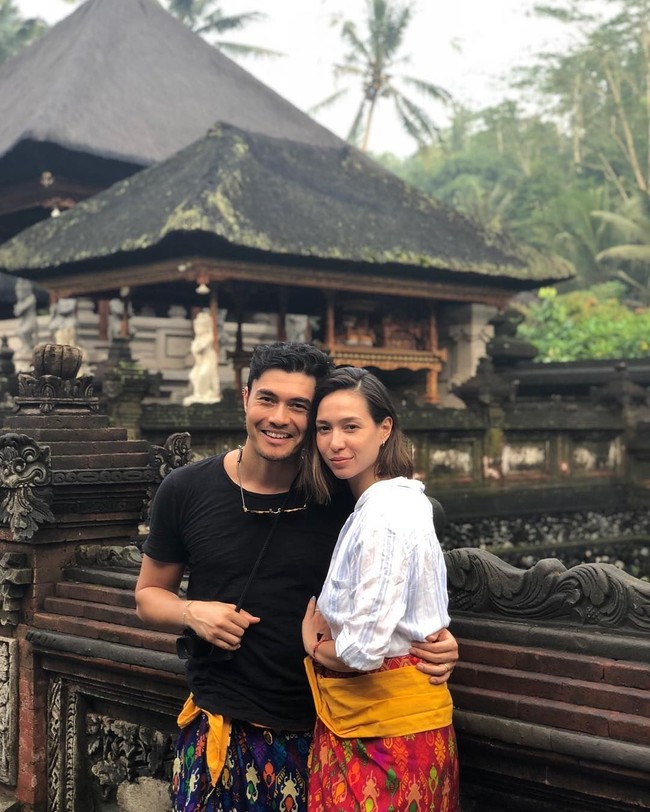 Tapi sayang, Henry sudah ada yang punya. Ia menikahi pujaan hatinya, Liv Lo, seorang presenter Taiwan keturunan Italia, pada 2016 silam. Dari Instagram, terlihat keduanya tak jarang pamer kemesraan. So sweet! Foto: (henrygolding/Instagram)