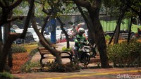 Beberapa pengendara sepeda motor melintas di jalur khusus pejalan kaki, Senin (27/8/2018).