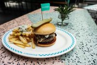 Ke Singapura? Jangan Lupa Cicipi 9 Burger Lezat dan Juicy Ini