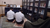Usai paripurna DPRD DKI, Anies dan Sandiaga juga sempat menunaikan salat bersama. Mereka terlihat menunaikan salat di salah satu ruangan. (Foto: dok. Instagram Anies Baswedan)