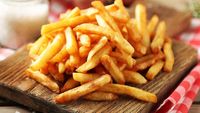 Demi Taruhan, Pria Ini Rela Makan Kentang Goreng dengan Semut Hidup