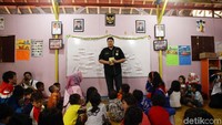 Sejumlah pegawai Pertamina memberikan pengajaran di Sekolah Alternatif Anak Jalanan, Kuningan, Jakarta Selatan, Senin (27/8/2018).