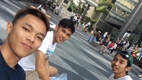 Beli oleh oleh buat wong malang karo wong solo, tulisnya. Kira-kira apa yang ia beli kala itu, ya? Foto: Instagram fjralf95