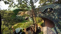 Foto: Penginapan ular raksasa ini dirancang oleh Javier Senosiain, arsitek Meksiko. Selain menghormati legenda masyarakat, namun juga menyesuaikan dengan kontur tanah yang bergelombang dan mencegah kerusakan lahan (Airbnb)