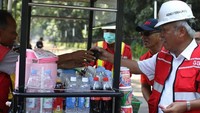 Pria pemilik nama lengkap Mochamad Basoeki Hadimoeljono ini terbilang menteri yang sederhana soal penampilan. Termasuk juga sederhana ketika kulineran, seperti momen ketika ia jajan kopi di areal GBK. Foto: Istimewa
