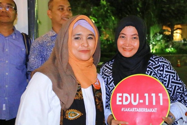 Di lain kesempatan, Neno Warisman memakai hijab instant dengan pet sebagai ciput. Kemudian ia tumpuk dengan hijab segi empat, dan ditumpuk lagi dengan hijab yang dipakai sebagai tudung. Foto: Instagram/Nenowarismannew