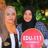 Di lain kesempatan, Neno Warisman memakai hijab instant dengan pet sebagai ciput. Kemudian ia tumpuk dengan hijab segi empat, dan ditumpuk lagi dengan hijab yang dipakai sebagai tudung. Foto: Instagram/Nenowarismannew