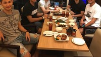 Lagi-lagi makan bareng pebulutangkis lainnya. Di sana ada Reza Pahlevi hingga Kenas Adi Haryanto. Mereka terlihat akur, ya. Foto: Instagram fjralf95