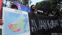 Mereka meminta agar pelaku pembakaran hutan ditangkap dan diadili.